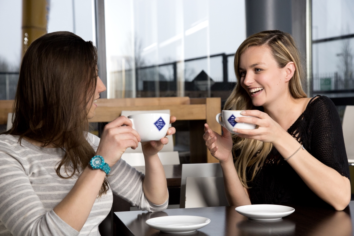 Кофе с коллегами. Беседа за кофе. Коллеги пьют кофе. Две женщины кофе.